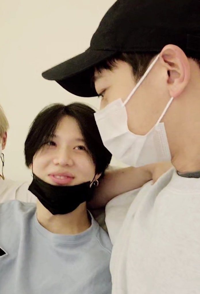 dailyltm's tweet photo. remember how happy taemin was when he got his shinee members back after their enlistment 🥺 https://t.co/NceJYz0Aye