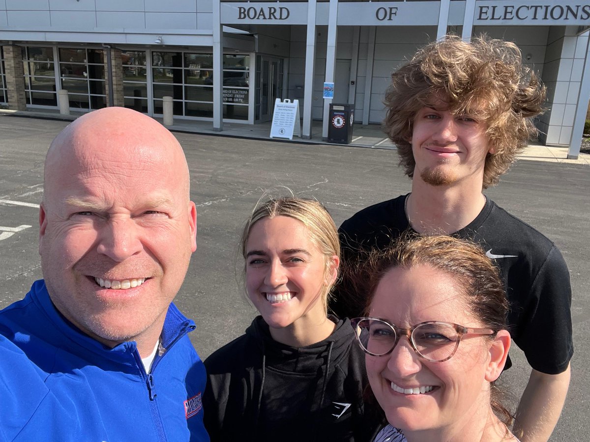 Citizens4Schls's tweet photo. This family understands the POWERs of voting for Marysville Schools. Thank you, Powers family, for your support and confidence! 

#SupportMEVSD #VoteYESMay2nd #PTBM https://t.co/qIuEtLxIun