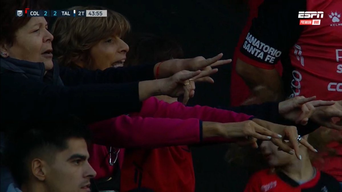 🎶🎶🎶 Cuerno arriba, cuerno al medio, cuerno abajo... Cuerno arriba, cuerno al medio, cuerno abajo... Si hay 3 viejas arragarse de las bolas!! 🎶🎶🎶 Jajaja Juegue TAIEREEES Juegueee 🔵⚪🔵⚪🔵