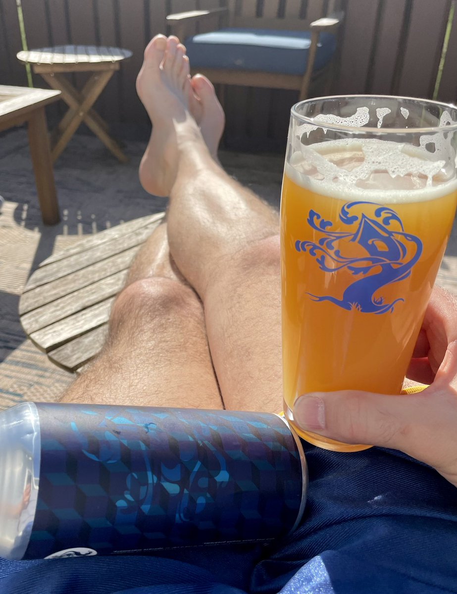 D_NightKing's tweet photo. Occasionally NY weather is nice. @TreeHouseBrewCo in Mass is nicer. What a great way to enjoy a few days of some warm welcoming spring sun after work w some fabulous #IPAs. Yes, #glassware is important. #EmperorJulius and #BiggestOne (a rare #TIPA fr TH) #CraftBeer #hops #dipa https://t.co/Z89u4REyV6