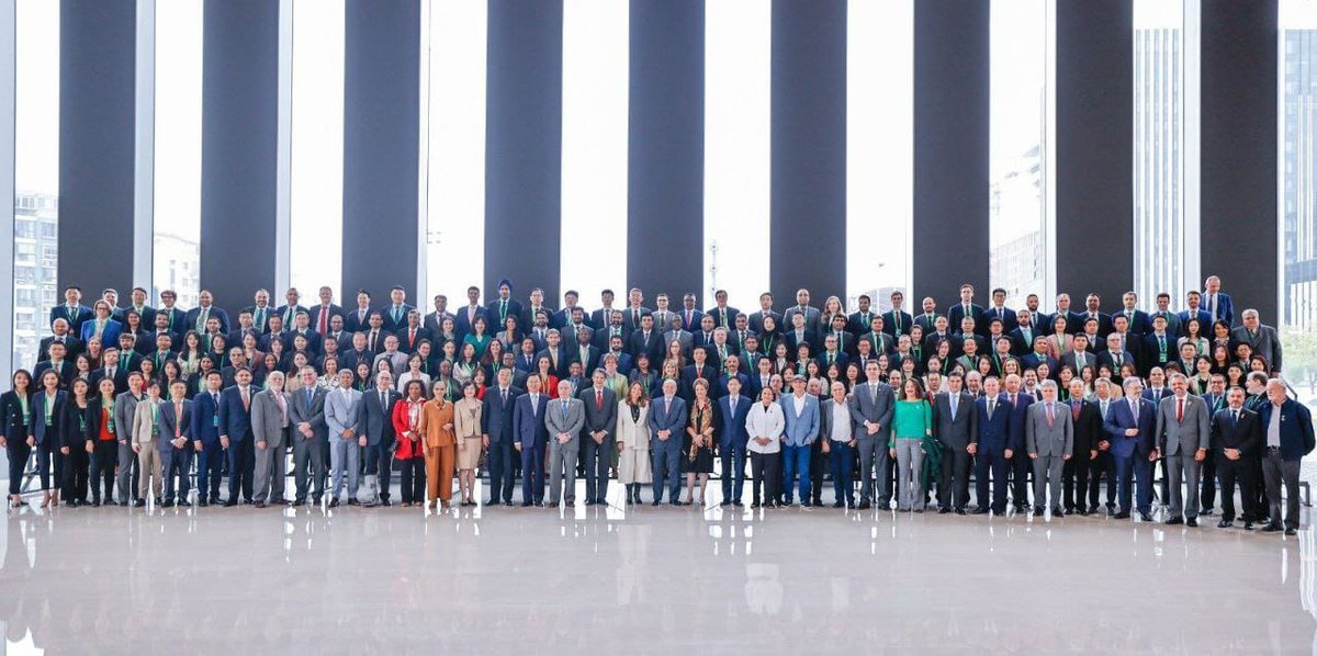 jorgeserrao's tweet photo. Essa é a comitiva do Lula na China... Só pra lembrar, foi você, pagador de imposto, que deu uma ajudinha para pagar a viagem... https://t.co/xxLPIJqeTR
