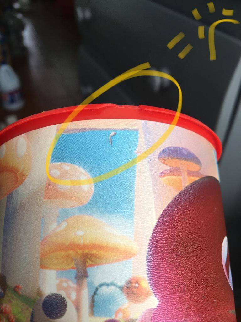 GiovasHerna's tweet photo. @Cinepolis @AyudaCinepolis  Ahora sus promos son desechables?? Que mal!! sus promocionales cada vez mas caros, y menor calidad, los promos de la Película Mario con una simple lavada se empieza a caer la imagen. Incluso solo por el simple uso. Creo que ya no comprare :( https://t.co/CLyAccaQvA
