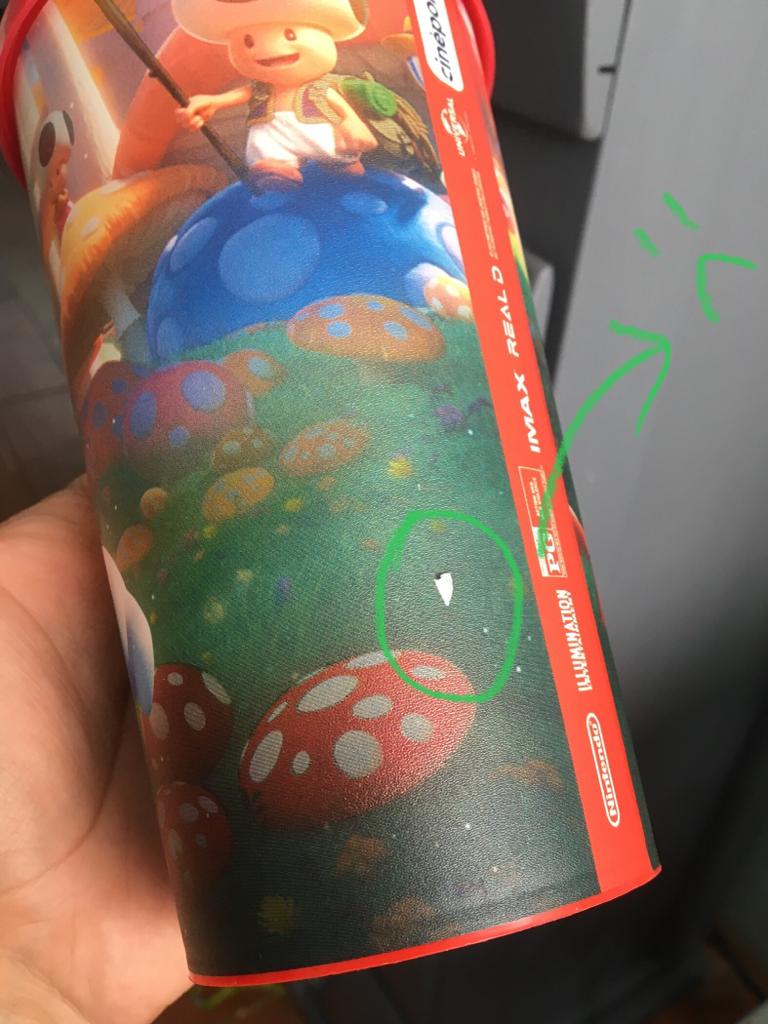 GiovasHerna's tweet photo. @Cinepolis @AyudaCinepolis  Ahora sus promos son desechables?? Que mal!! sus promocionales cada vez mas caros, y menor calidad, los promos de la Película Mario con una simple lavada se empieza a caer la imagen. Incluso solo por el simple uso. Creo que ya no comprare :( https://t.co/CLyAccaQvA