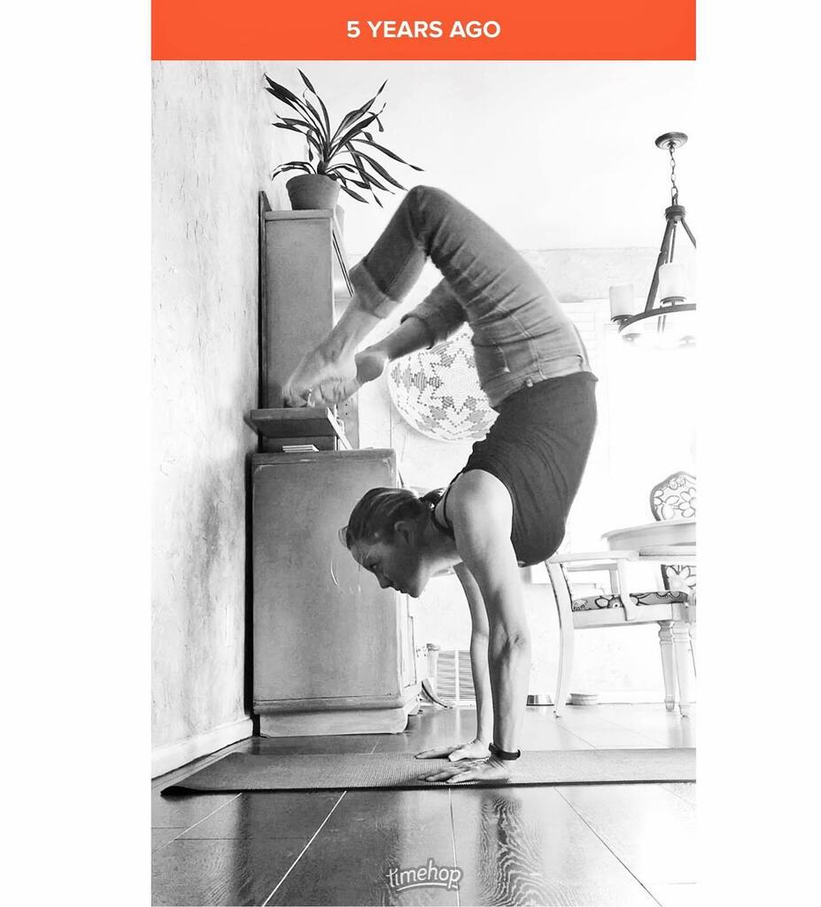 Sometimes you just need to change your perspective 🤷🏼‍♀️ #yoga #handstands #throwback instagr.am/p/Cq_lT7Tu0Yc/