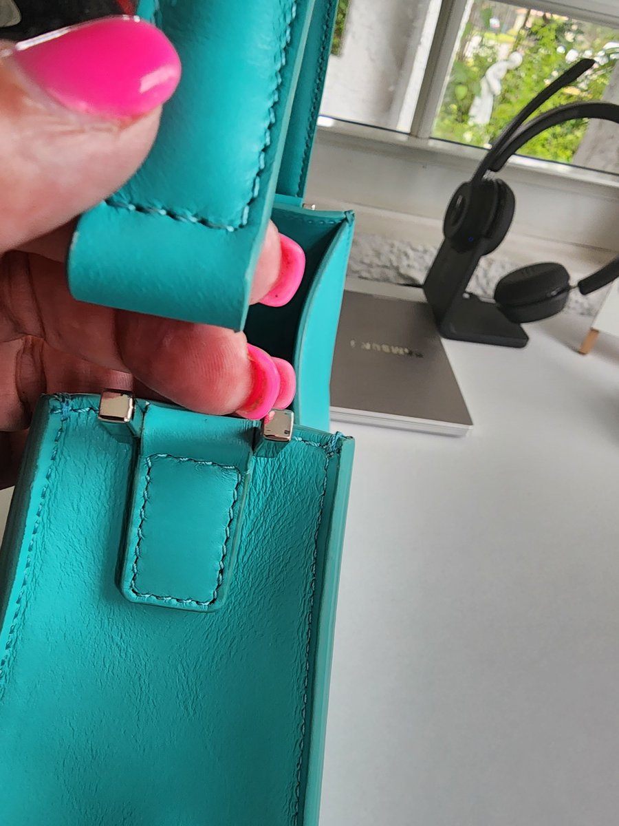 marfa_otano's tweet photo. @CSiriano Hello, a few months ago my boyfriend bought me a turquoise Siriano bag, the one in the attached photos. Today one side of the handle broke. How do I fix it? I've sent you two emails but nobody has responded. Thank you. https://t.co/GNdSUGt7q3