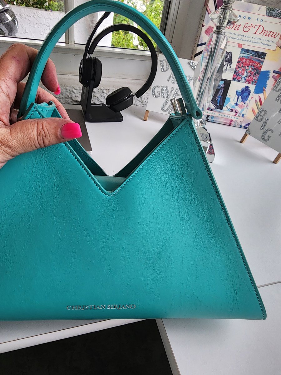 marfa_otano's tweet photo. @CSiriano Hello, a few months ago my boyfriend bought me a turquoise Siriano bag, the one in the attached photos. Today one side of the handle broke. How do I fix it? I've sent you two emails but nobody has responded. Thank you. https://t.co/GNdSUGt7q3