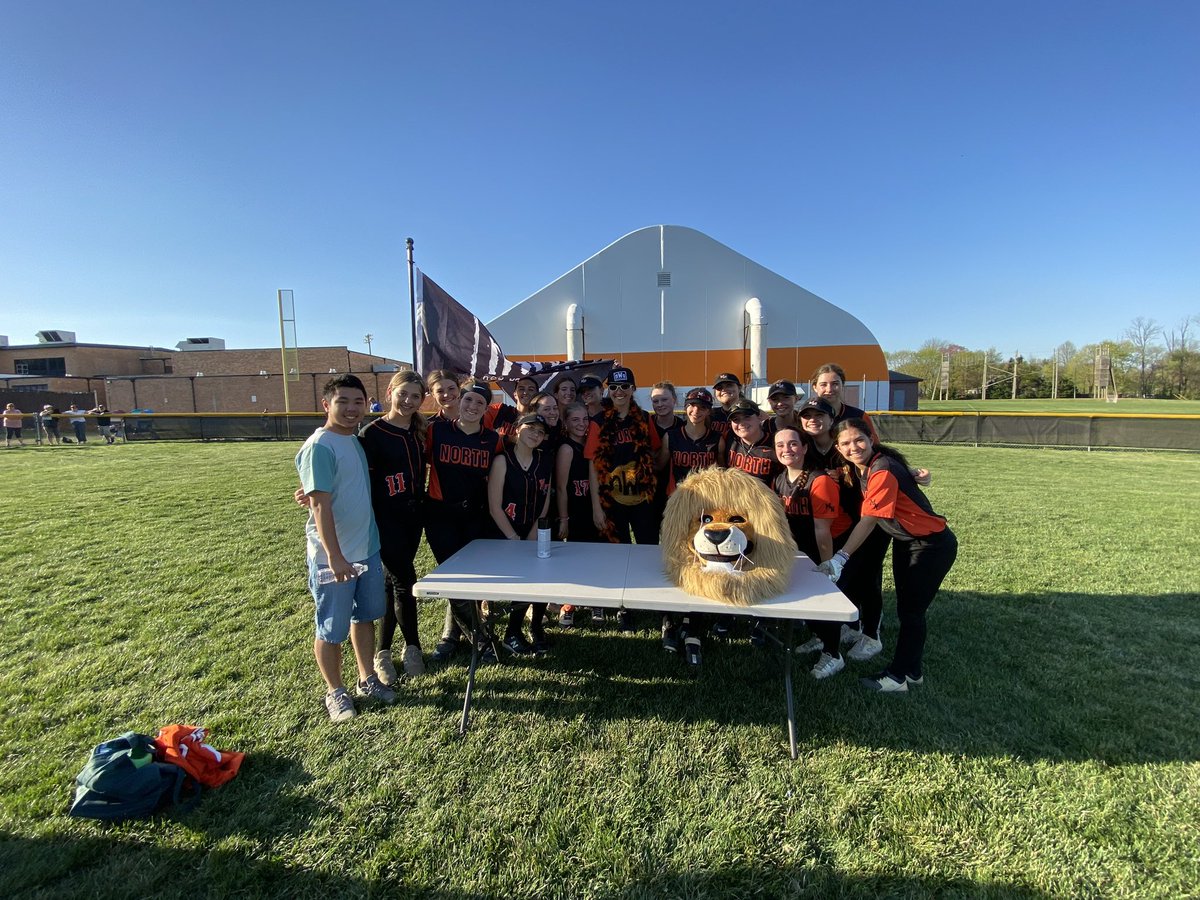 MiddNorthSball's tweet photo. Congrats to freshman Julie Frontera for receiving the NWO belt today!!! Julie went 2/3 at the plate, had a sac bunt to move a runner over to second, and had THE GAME WINNING WALKOFF TO RF WITH 2️⃣OUTS🥎🥎🥎Julie played great defensively and offensively🔥🔥🔥Keep up the good work! https://t.co/bHhbEMm7WS