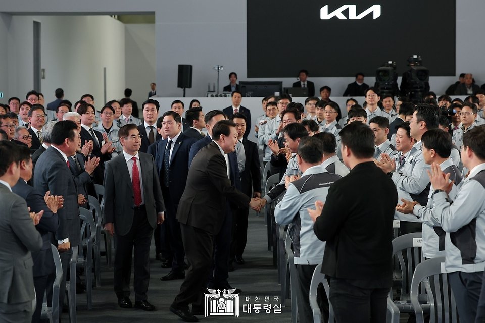 경기도 화성시에서 열린 기아자동차 기공식에 경기도지사는 물론 화성시 소속 국회의원 전원이 초대받지 못해 논란이 확산되고 있습니다. 경기도지사와 화성시 소속 국회의원은 현재 전원 민주당입니다.

윤석열 대통령은 도대체 어떤 정치를 하려는 것입니까..