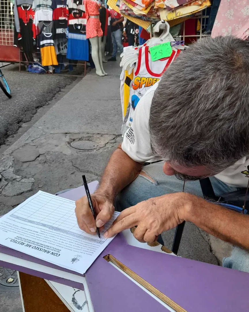 portconbenjamin's tweet photo. Guanare dijo presente en apoyo a nuestro candidato Benjamín Rausseo, mil gracias Guanare por todo su apoyo, alegría y receptividad.
Nuestros números de contacto en Guanare son +58 424-5049678 y +58 412-5047190 #conrausseomeresteo #BenjaminRausseo https://t.co/9zv9xvBju2