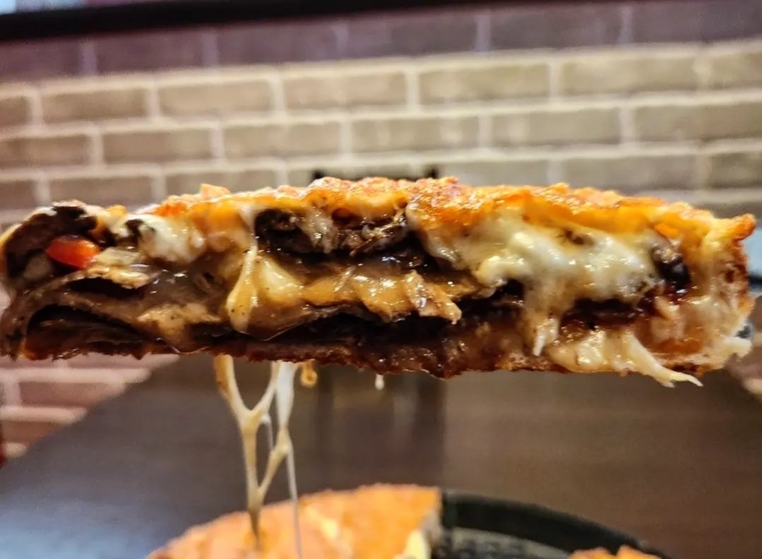 Our new 𝐏𝐇𝐈𝐋𝐋𝐘 𝐂𝐇𝐄𝐄𝐒𝐄 🍕 

Roast beef, Swiss, mozzarella, mushrooms, bell peppers, onions