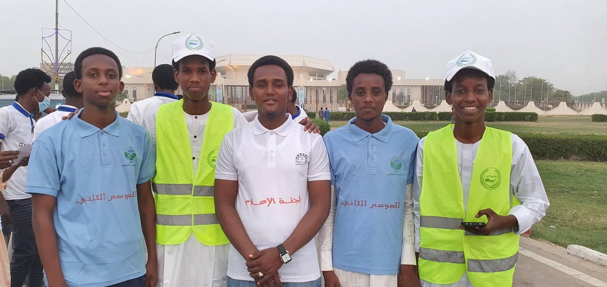 issagaadarmani's tweet photo. #تشاد #Tchad 
بعض الفرق الشبابية التطوعية لإفطار الصائمي المتأخرين في الشوارع المتواجدون في العاصمة انجمينا يتجمعون أمام قصر الخامس عشر من يناير وينظمون توزيعاً جماعيًا رائعاً في جو يغمره التعاون وتضافر الجهود.
بارك الله في شبابنا الطموح والمستميت لخدمة المجتمع رغم الظروف الصعبة. https://t.co/BXKedsJZOo