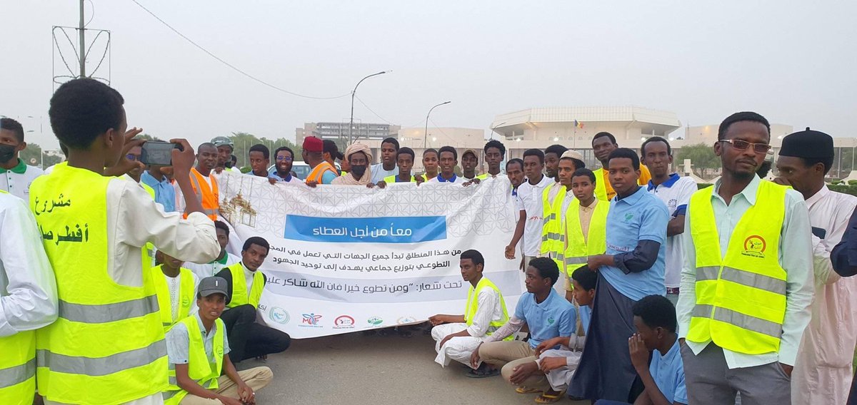 issagaadarmani's tweet photo. #تشاد #Tchad 
بعض الفرق الشبابية التطوعية لإفطار الصائمي المتأخرين في الشوارع المتواجدون في العاصمة انجمينا يتجمعون أمام قصر الخامس عشر من يناير وينظمون توزيعاً جماعيًا رائعاً في جو يغمره التعاون وتضافر الجهود.
بارك الله في شبابنا الطموح والمستميت لخدمة المجتمع رغم الظروف الصعبة. https://t.co/BXKedsJZOo