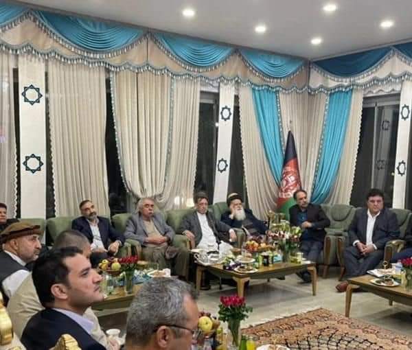 Mohamma61363694's tweet photo. د افغانستان د عزت او ناموس لیلاموونکي او د ملي شتمنیو لوټوونکې د چور او چپاول جبهې بیا په ترکیه کې غونډه کړې او دوی په دې غونډه کې دسیمې او نړۍ له بادارانو غوښتي چې له دوی سره د طالبانو په پرزولو کې مرسته وکړي. د ځینو رسنیو په حواله دغه جبهي شړل سوي او د افغان ولس ازار وهلي..١/٣ https://t.co/pQkmXeISV3