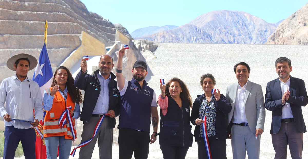 mop_chile's tweet photo. ¡Más agua para un #RiegoSeguro!💧
El Presidente @GabrielBoric y la ministra @jlopezsaffie, entre otras autoridades, inauguraron la mayor inversión pública de los últimos 50 años en la Región de #AricaYParinacota: el embalse Chironta.
¿Cómo favorece esta obra a las comunidades? ⤵️ https://t.co/1J6Pcvhk0z