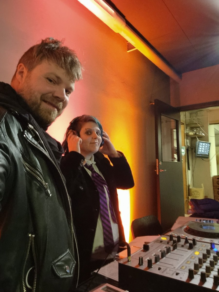 lenneras's tweet image. Vilken kväll! Efter en lång jobbig arbetsdag, 5 timmars skivspelande med bästa @Anthonytwotwo på bästa Haket med härliga människor 🖤🖤🖤