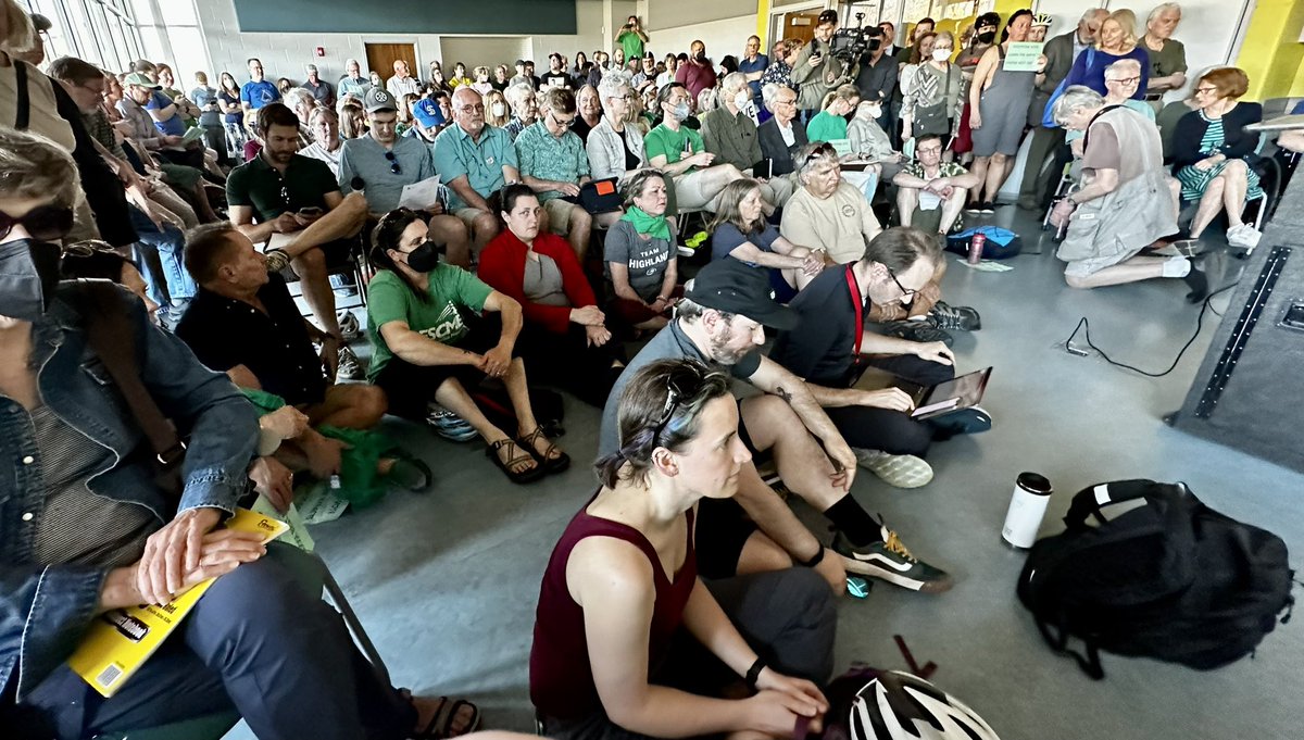 foleymo's tweet photo. It’s a shame we all have to spend a gorgeous night like this at a meeting defending a plan for safe bike infrastructure instead of out riding bikes. #SummitAve #stpaul #bikes https://t.co/0oUT8LXfba