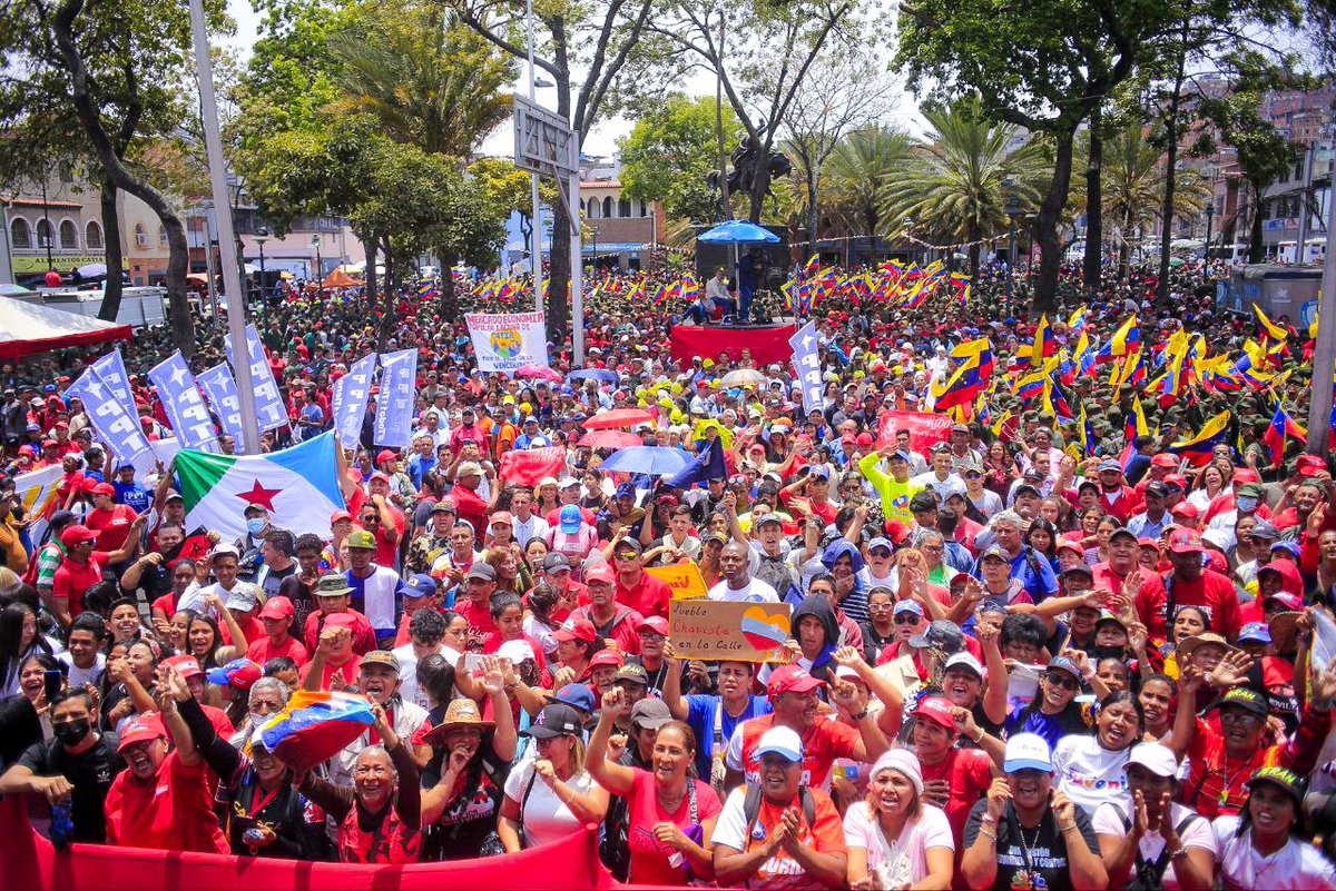 Bonita marcha del pueblo venezolano que desbordó las calles y llegó a Miraflores para celebrar la gran victoria popular del 13A, surgida de la conciencia, la pasión y del amor. ¡Qué viva la Revolución del 13 de abril del año 2002 y la Unión Cívico - Militar!