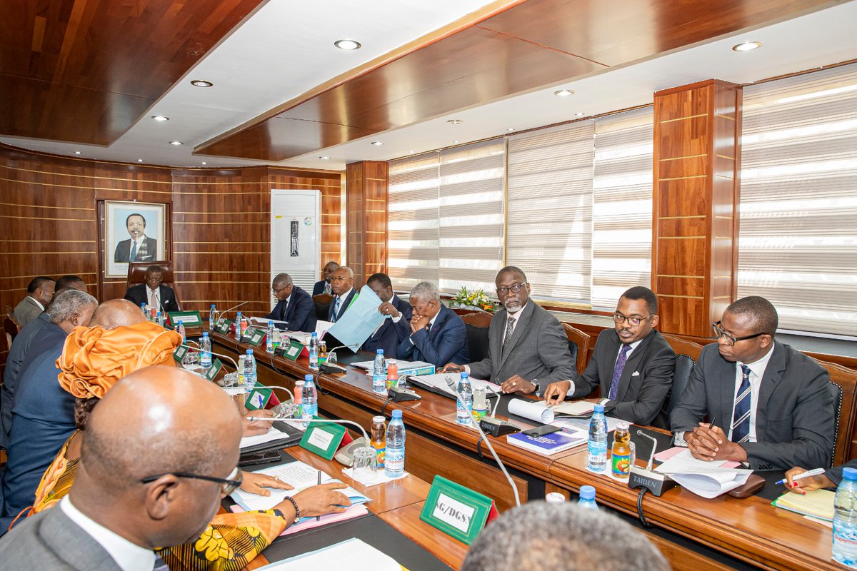 joDionNgute's tweet photo. J'ai présidé ce 13 04 2023, Une réunion interministérielle élargie, relative à l'opérationnalisation de la loi régissant l'audiovisuel au #Cameroun.
Au terme des travaux, j'ai prescrit plus de diligence dans le processus d'élaboration et de finalisation.
#PM #JDN https://t.co/tKb8DQwUDl