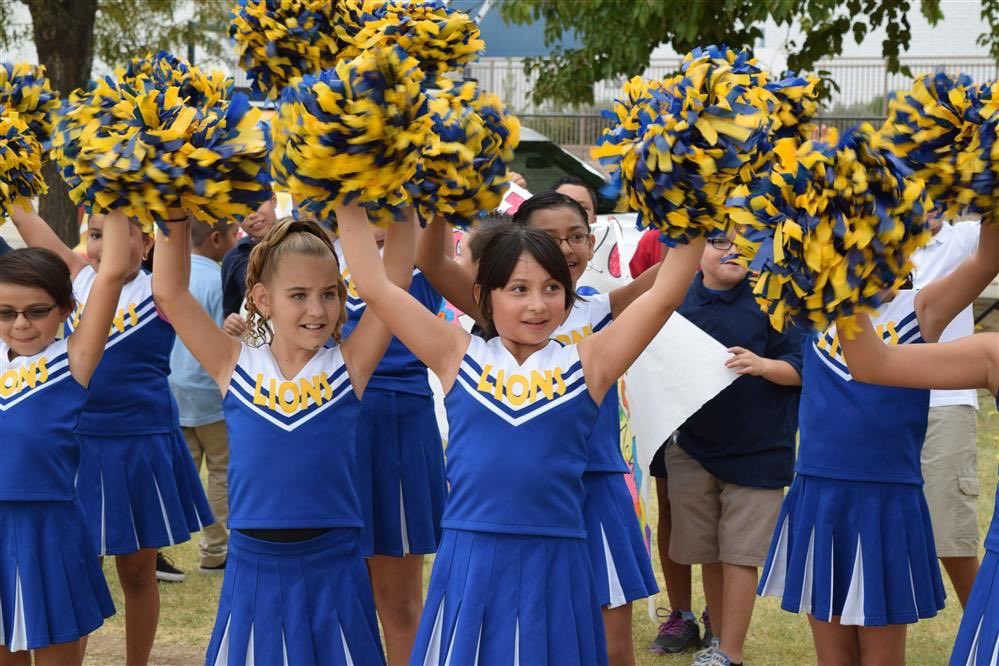 MrGHeredia's tweet photo. Teach at Cartwright! Why Cartwright? We offer a competitive salary, a team oriented atmosphere, unmatchable staff development and a FOUR-DAY week! If you are interested in joining our dynamic team, please send your resume and cover letter to jobs@csd83.org. https://t.co/81L9qL6Mlg