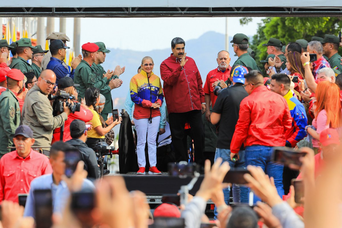 NicolasMaduro's tweet photo. Como hombre cristiano, oración, de acción y de fe, no tengo duda que el 13A de 2002 fue un día milagroso, marcado por la luz y la bendición de nuestro Señor Jesucristo que estaba y está con el pueblo de Venezuela, con la Paz y la justicia. ¡Fue un día de resurrección popular! https://t.co/2L2sPefXdK
