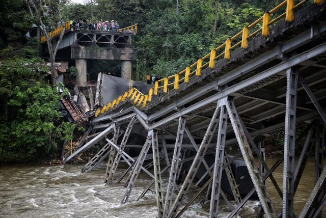 MayorDavid_EJC's tweet photo. Nuestro #Ejército construirá un puente nuevo, en el sitio de la tragedia en la vía entre Quindío y Valle del Cauca. https://t.co/YqdlHCXHv2