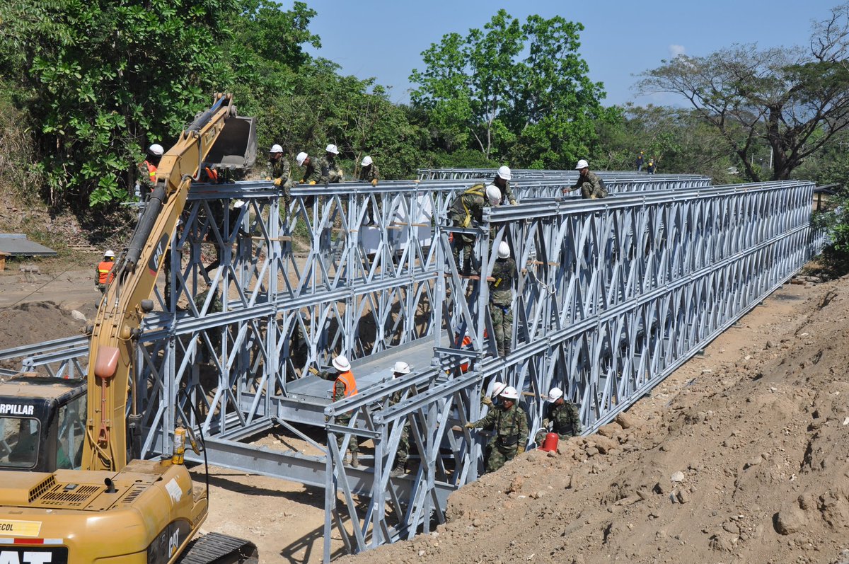 MayorDavid_EJC's tweet photo. Nuestro #Ejército construirá un puente nuevo, en el sitio de la tragedia en la vía entre Quindío y Valle del Cauca. https://t.co/YqdlHCXHv2
