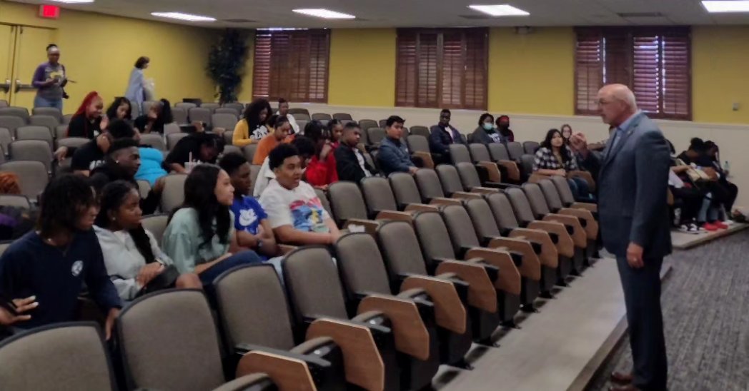 ProfessorSams's tweet photo. Drs. Peters, Davis &amp; Truss engage @GEARUPJC students on our academic programs. With support from #montevallomade program, these scholars were able to experience all #montevallo has to offer from the red brick character to supportive staff #educating4equity #youbelongatmontevallo https://t.co/698pjNy33l