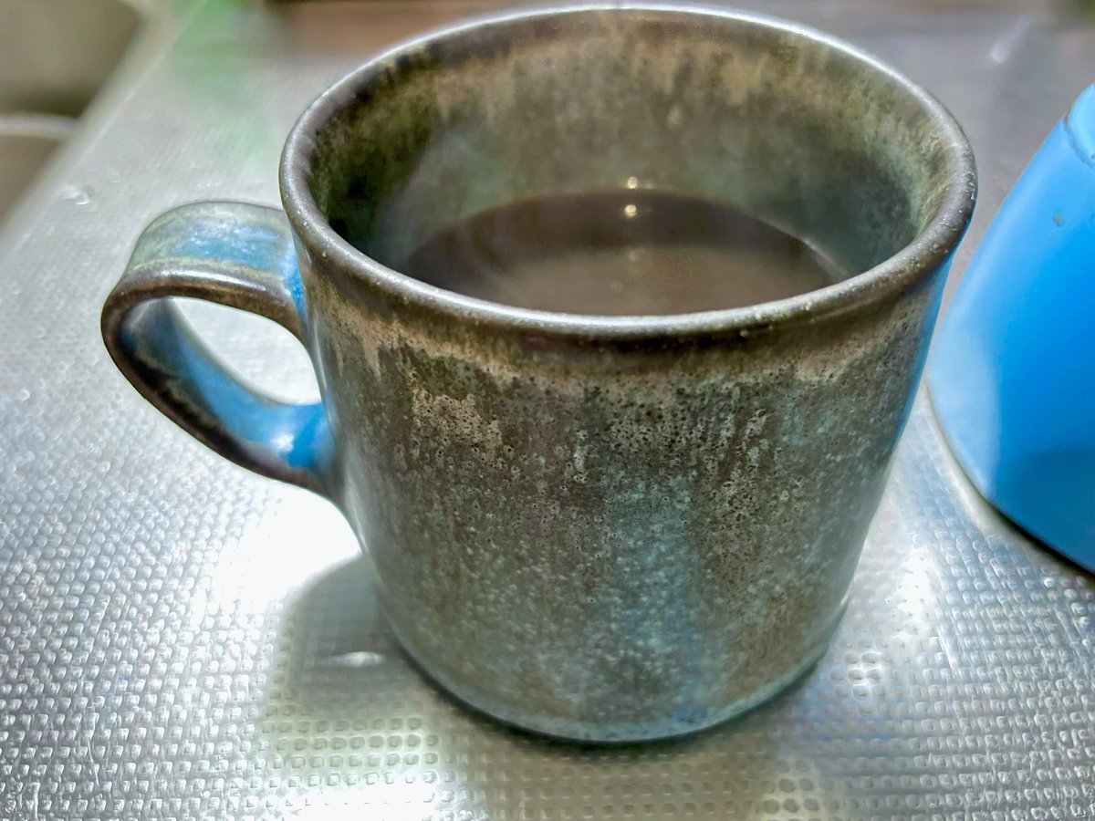 Ensam_Mol's tweet photo. 最近買った陶器のコーヒーカップ。
深い青緑と茶色の絶妙なグラデーションがお気に入り。
久しぶりに青いマキネッタで淹れた濃いコーヒーを美味し��頂きました。
#マキネッタ #モカエキスプレス #イルガチェフ https://t.co/U5ktQo3m4w