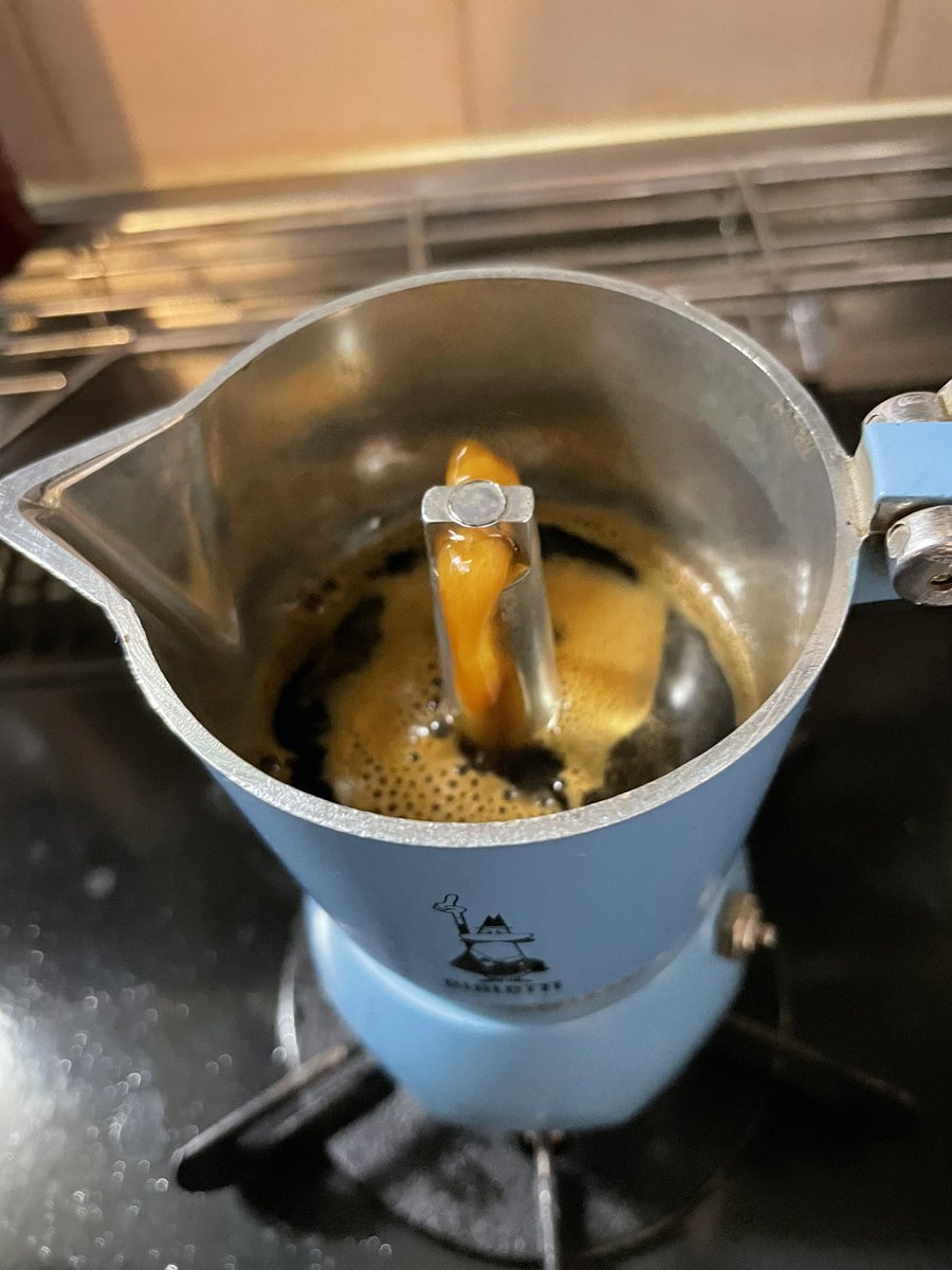 Ensam_Mol's tweet photo. 最近買った陶器のコーヒーカップ。
深い青緑と茶色の絶妙なグラデーションがお気に入り。
久しぶりに青いマキネッタで淹れた濃いコーヒーを美味し��頂きました。
#マキネッタ #モカエキスプレス #イルガチェフ https://t.co/U5ktQo3m4w
