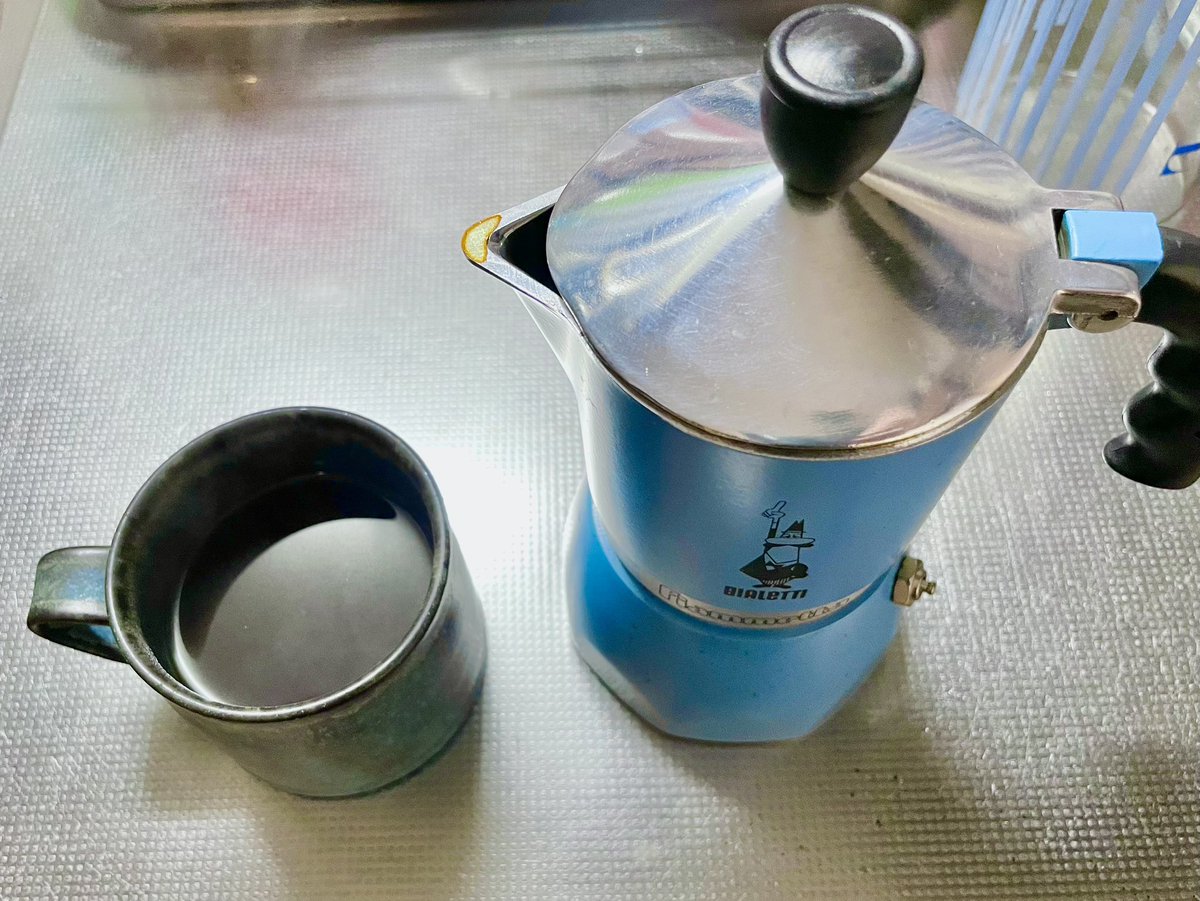 Ensam_Mol's tweet photo. 最近買った陶器のコーヒーカップ。
深い青緑と茶色の絶妙なグラデーションがお気に入り。
久しぶりに青いマキネッタで淹れた濃いコーヒーを美味し��頂きました。
#マキネッタ #モカエキスプレス #イルガチェフ https://t.co/U5ktQo3m4w