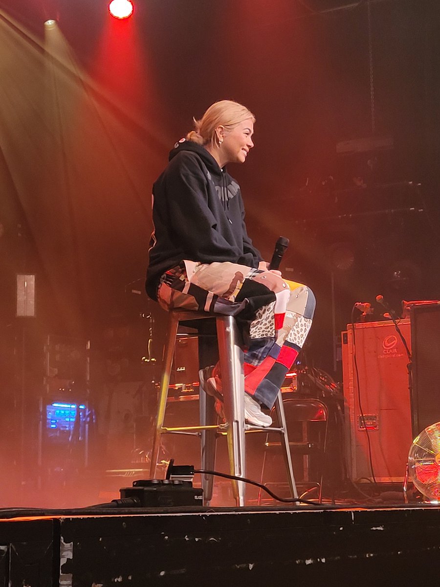sivanskiyoko's tweet photo. @HayleyKiyoko you were incredible tonight!! so happy I got to see you again, thank you for everything that you do 🫶 https://t.co/Ek5k9WG3rm
