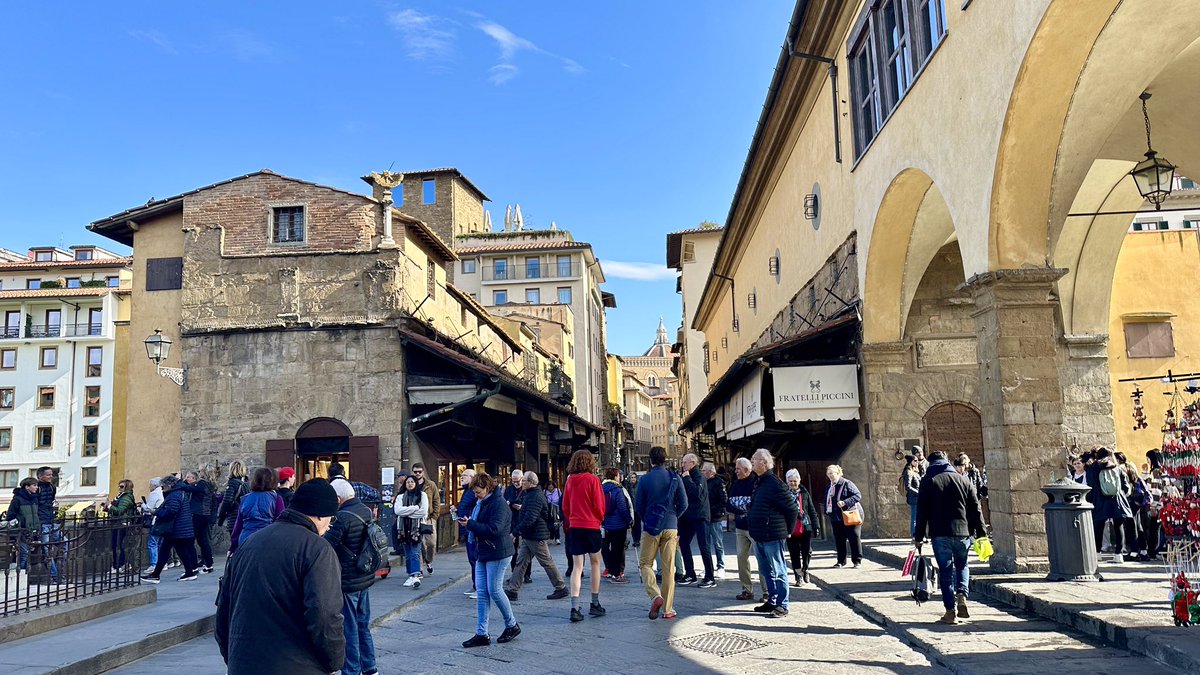 イタリア🇮🇹フィレンツェ歴史地区 【今日のヴェッキオ橋の上の様子✨】