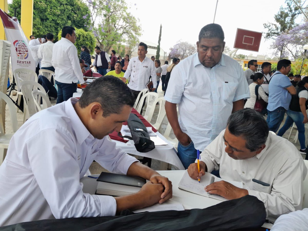 Gil_MG's tweet photo. En Miahuatlán de Porfirio Díaz tuvimos el Encuentro con 40 Autoridades Municipales, para escuchar de cerca sus inquietudes y necesidades, continuamos refrendando el compromiso del @Catastro_GobOax de no dejar a nadie atrás ni afuera del proyecto transformador. https://t.co/8ZAR9YwIKM