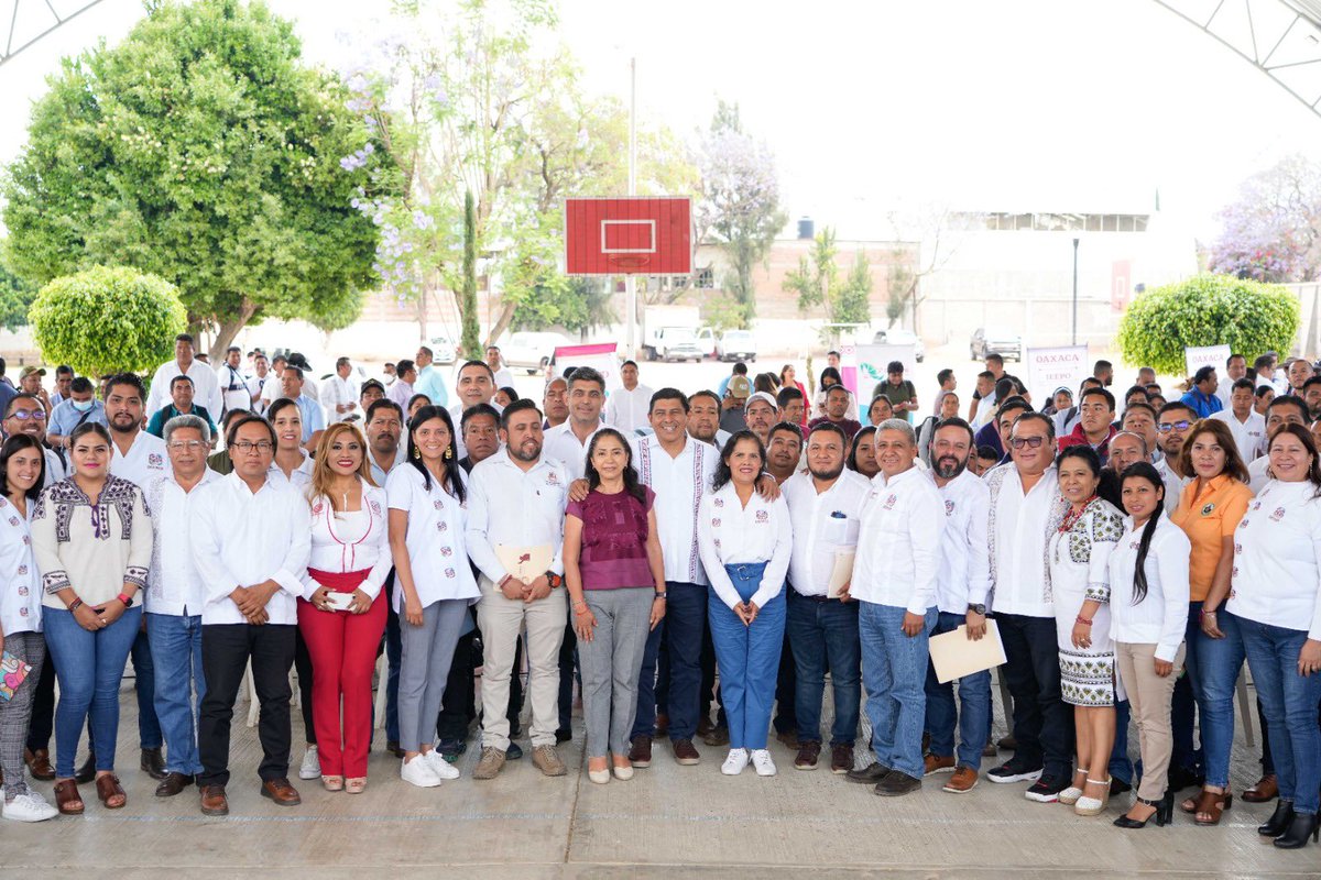 Gil_MG's tweet photo. En Miahuatlán de Porfirio Díaz tuvimos el Encuentro con 40 Autoridades Municipales, para escuchar de cerca sus inquietudes y necesidades, continuamos refrendando el compromiso del @Catastro_GobOax de no dejar a nadie atrás ni afuera del proyecto transformador. https://t.co/8ZAR9YwIKM