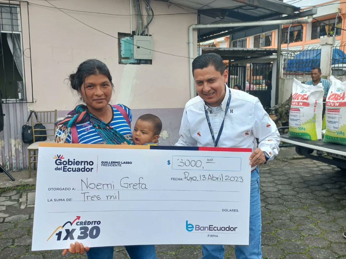 BanEcuadorBP's tweet photo. 📍El Puyo | La reactivación económica del Presidente @LassoGuillermo, continúa con la articulación de @AgriculturaEc y #Banecuador 🇪🇨. 

Beneficiarios del #crédito1x30 ya cuentan con financiamiento para sus unidades productivas y generar mayor rentabilidad para sus familias 💪. https://t.co/KnRsAXaIrL