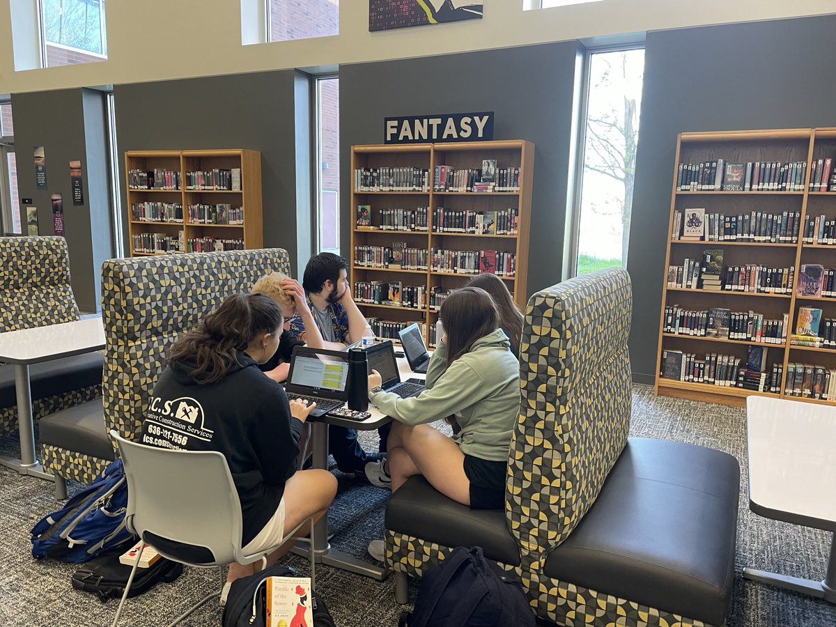 fzelibrary's tweet photo. I’ve enjoyed having Mrs. Hayes’ students in the library while they meet with their Book Love discussion groups! We love when our space gets used! #booklove #fzreads https://t.co/8U5omw8Fkc