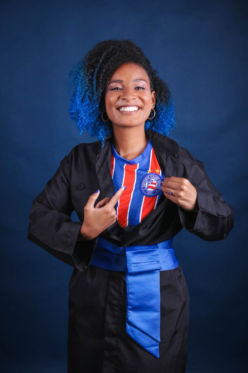ecbahia's tweet photo. 🎓 O melhor ensaio de formatura 😛. A tricolor @oxentenat se graduou em Física de um jeito mais do que especial. Em seu nome, parabenizamos as conquistas pessoais de cada um dessa apaixonada Nação. Afinal, o #BahiaÉOMundo! #BBMP https://t.co/uLUCxE3y9p