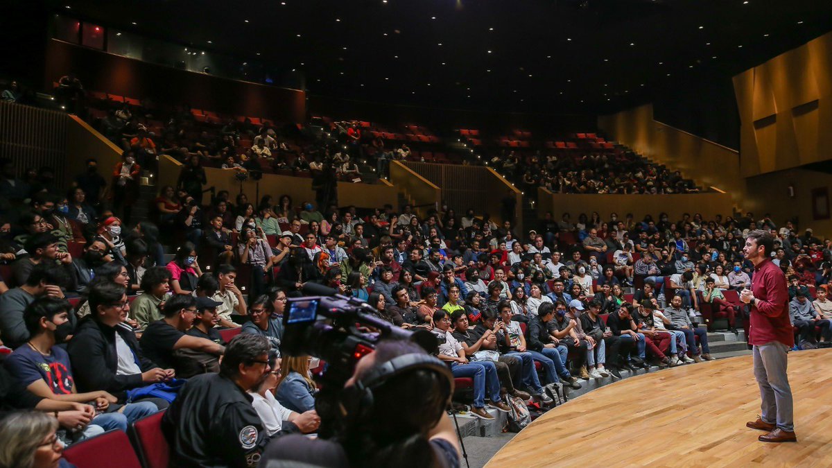 IPN_MX's tweet photo. Gracias @QuantumFracture por la cautivadora charla que hoy nos brindaste a las y los #politécnicos. Te felicitamos por tu destacada labor a favor de la #cienciaytecnología. El #Politécnico es tu casa. 

¡Vuelve pronto! 🫶🏻 https://t.co/pbkRFmTIKc