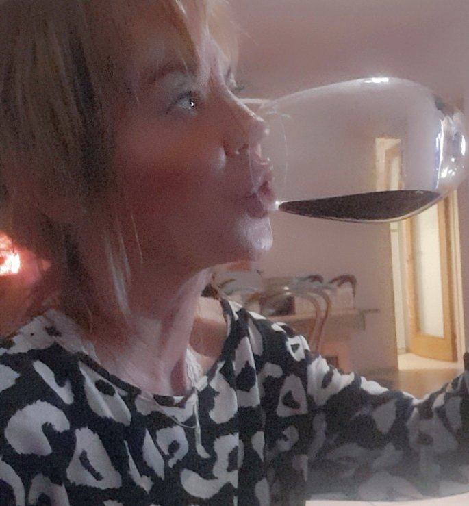 Elitapina's tweet photo. El mejor beso te lo doy a vos siempre
Compañera de días alegres, tristes
#micopa
El mejor beso lo bebo, lo siento #DiaInternacionalDelBeso https://t.co/GgZsDKnYSj