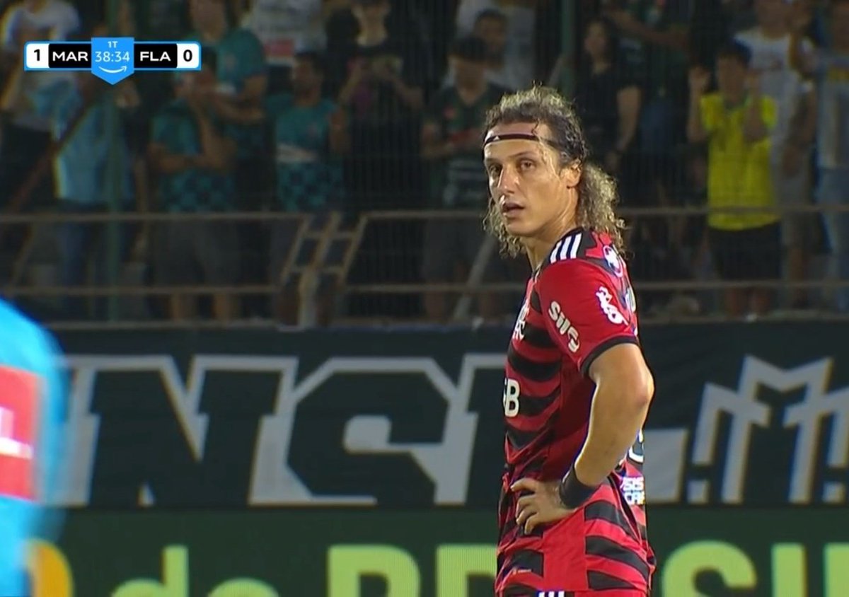Por favor, me dê apenas um motivo, um ÚNICO motivo que mantém David Luiz titular na zaga do Flamengo