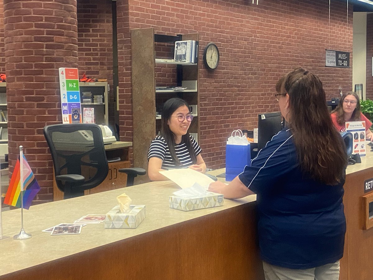 GburgColLibrary's tweet photo. We're so excited to announce that Riya Ou '23, Student Supervisor and Peer Research Mentor, has been named Student Employee of the Year! You may have seen Riya around the library, since she works at both the Check-Out Desk and the Research Help Desk! Congratulations!! https://t.co/fxYWYKbCPe