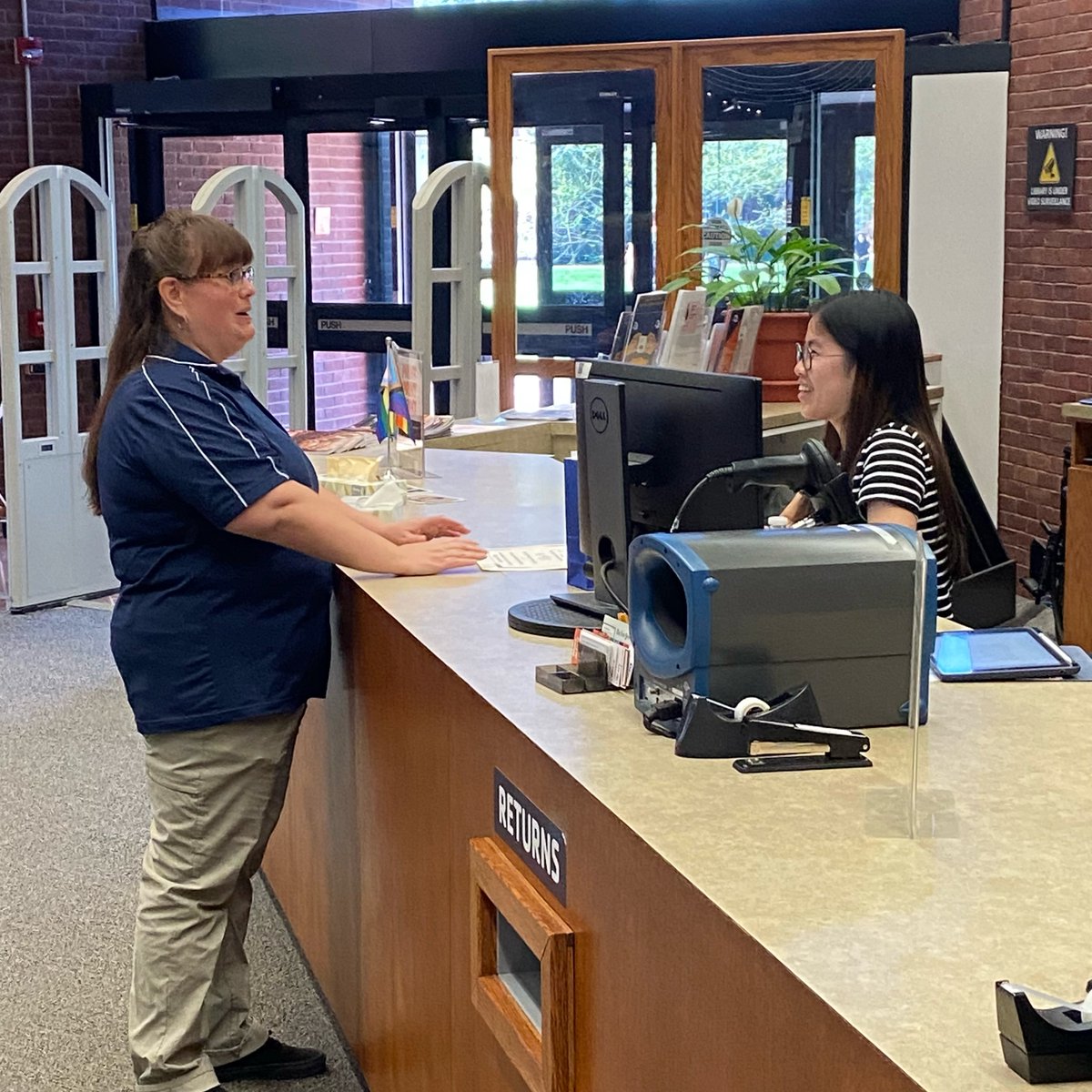 GburgColLibrary's tweet photo. We're so excited to announce that Riya Ou '23, Student Supervisor and Peer Research Mentor, has been named Student Employee of the Year! You may have seen Riya around the library, since she works at both the Check-Out Desk and the Research Help Desk! Congratulations!! https://t.co/fxYWYKbCPe