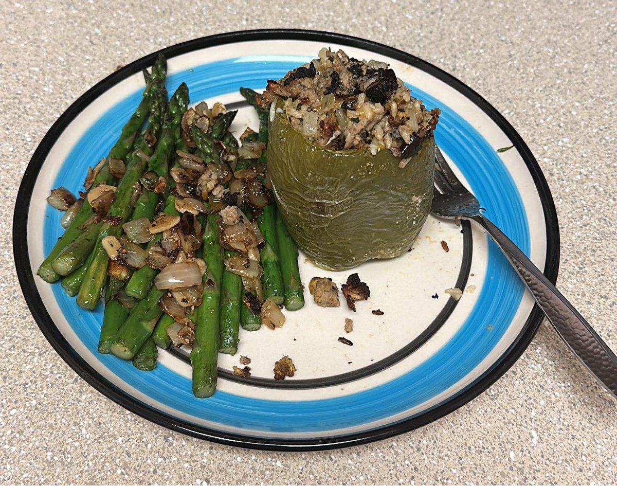 MrMan_Man's tweet image. #DinnerTonight Stuffed Bell Pepper (stuffed with ground Turkey, and wild rice), and Asparagus sautéed with onions and garlic #GettingThisBodyAndHealthTogether #HealthierEating