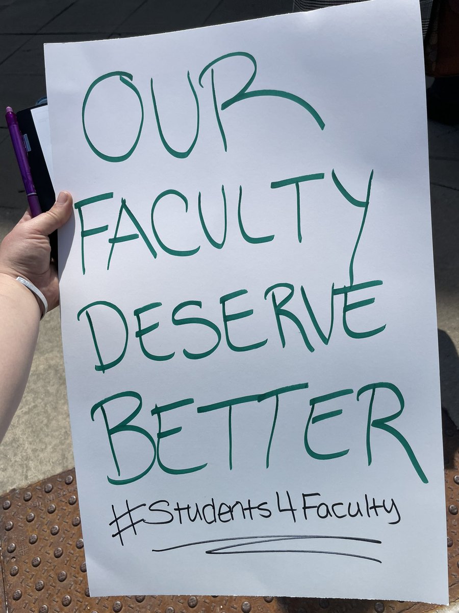 EJIsTrueNeutral's tweet photo. It was a beautiful day for #solidarity. 😎 Proud to support @neiupi. My education shouldn’t have to be a bargaining chip, but I’m ready to put it alllll on the table to fight for these awesome humans. #NEIU #Students4Faculty #NEIUStrong #Strike #Illinois #Chicago #HigherEd https://t.co/9pW0rcB62Z