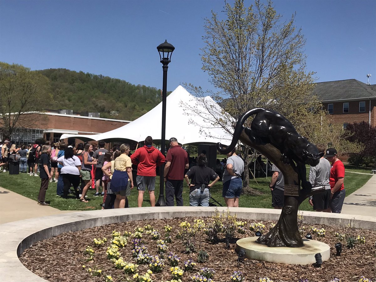 MirtaMMartin's tweet photo. Over 500 faculty, staff, students, faculty emeriti, alumni, and the board came together for @FerrumCollege #DayOfService to get the campus ready for commencement. Grateful for this Panther family! #RoarPanthers
#OnwardFerrumCollege https://t.co/gt91yQkL60