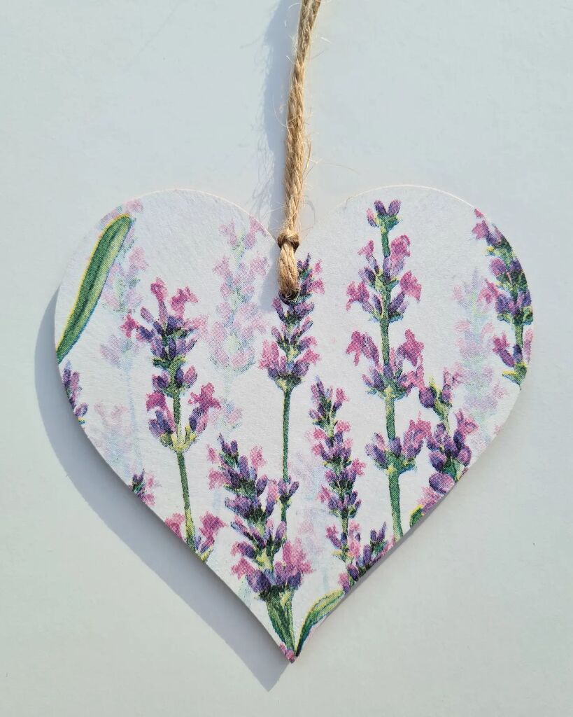 Lavender hanging hearts now in stock on our website 😍
#lavender #lavenderflowers #lavenderlove #hangingheart #hanginghearts #heart #decopage #decoration #decor #handmade #madeat42 #Wokingham #berkshire #etsyshop #amazonseller #sbswinner #wowwinner #n… instagr.am/p/Cq_tZmetXw8/