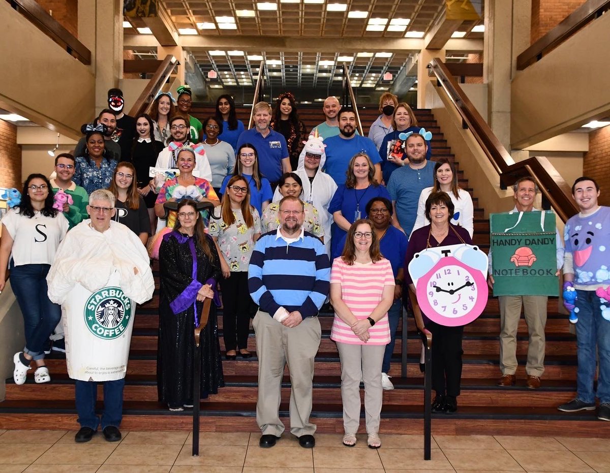 DanielleG18s's tweet photo. Last Halloween, everyone who works in Millican Hall dressed up to hand out candy to the Creative School who came to trick or treat in the Office of the President. I love my UCF Blue’s Clues crew. 💙 

@ucfplc #UCFDayofGiving https://t.co/Xu7aXSm7HZ