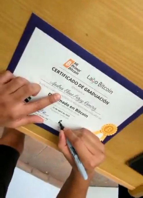 kriptogirisim's tweet photo. Dün Guatemala'da 25 öğrenci #Bitcoin diplomalarını aldı. 🇬🇹 https://t.co/tXim8RxCD5