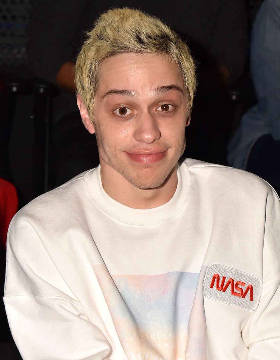 poponze's tweet photo. 🚨VEJA: Pete Davidson volta a falar sobre o tamanho do  pênis: (23cm)

"É um pênis de tamanho normal. Não muito grande ou muito pequeno. Eu não entendo esse auê. É grande o suficiente para desfrutar, mas não grande o suficiente para machucar." https://t.co/jQtgAnNMen