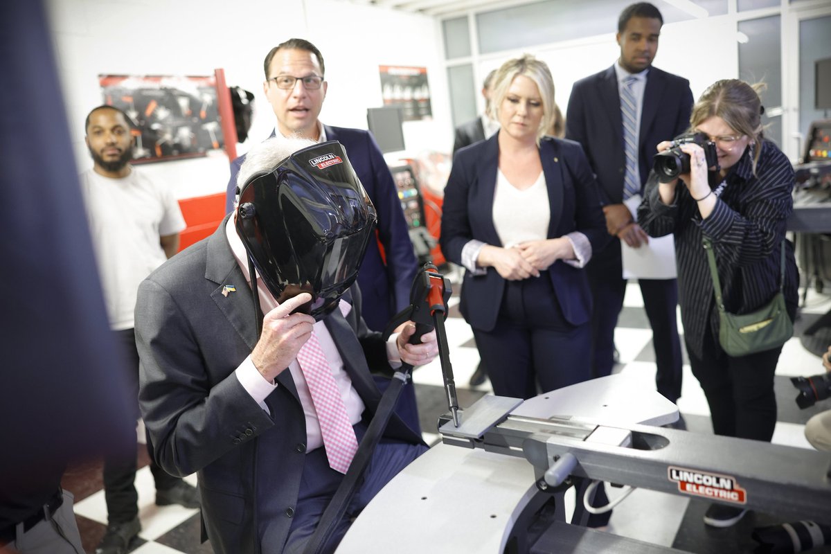 GovMurphy's tweet photo. Today I toured @dc21iupat alongside @GovernorShapiro.

The innovative center, with apprenticeships ranging from painting to virtual welding, is dedicated to creating a workforce who take pride in their work.

These apprentices are the bright futures our task force will protect. https://t.co/0hajLqUlIj